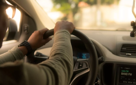 Un conductor en su coche | CANVA