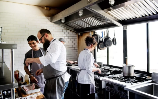 Profesionales en una cocina / FREEPIK - @rawpixel.com Profesionales en una cocina / FREEPIK - @rawpixel.com