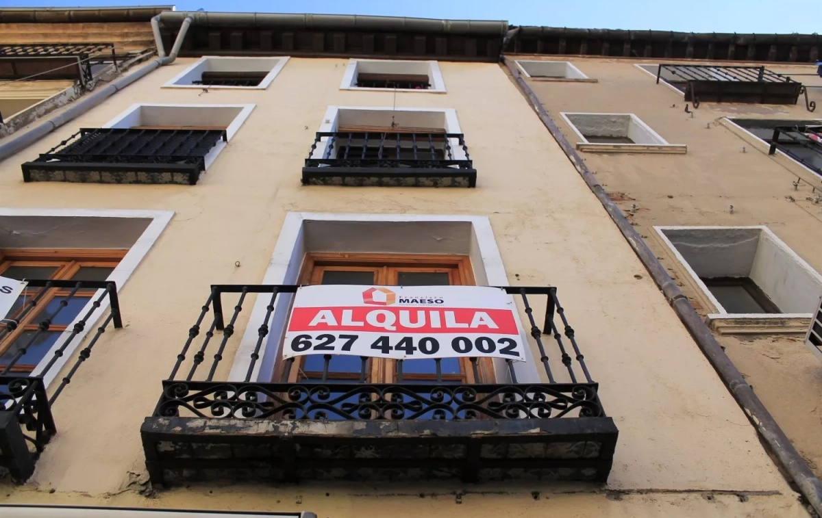 Un cartel indica que se alquila una vivienda / EUROPA PRESS Un cartel indica que se alquila una vivienda / EUROPA PRESS
