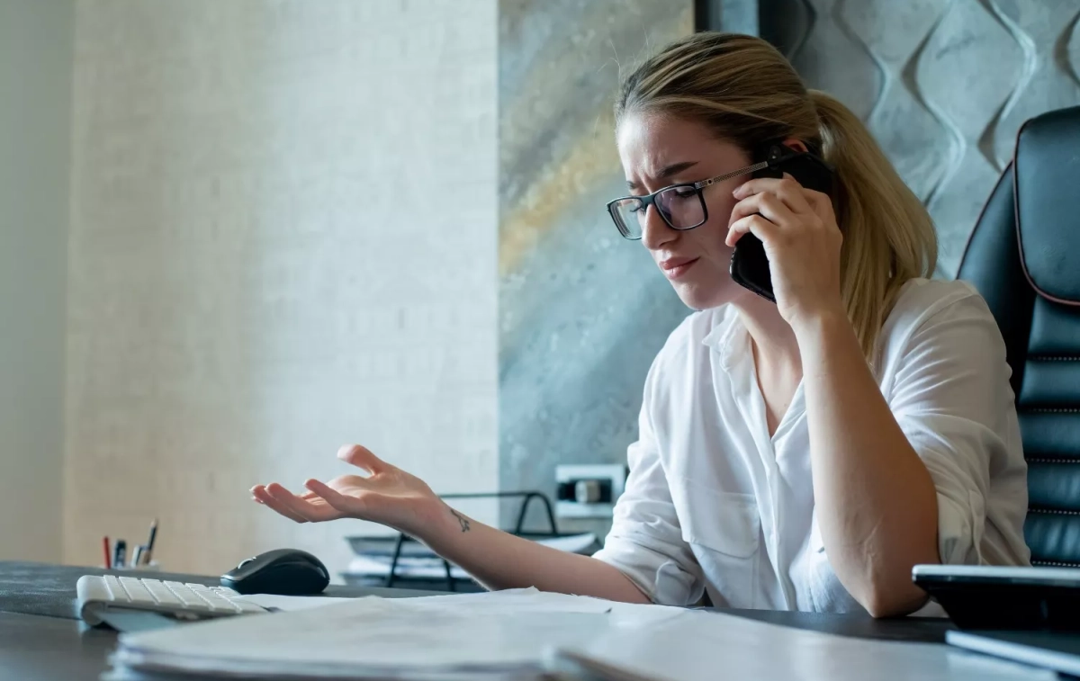 Una persona habla por teléfono / FREEPIK - @stockking Una persona habla por teléfono / FREEPIK - @stockking