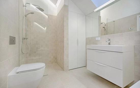 Un baño también es peligroso para conectar una fuente múltiple de la electricidad/ PEXELS