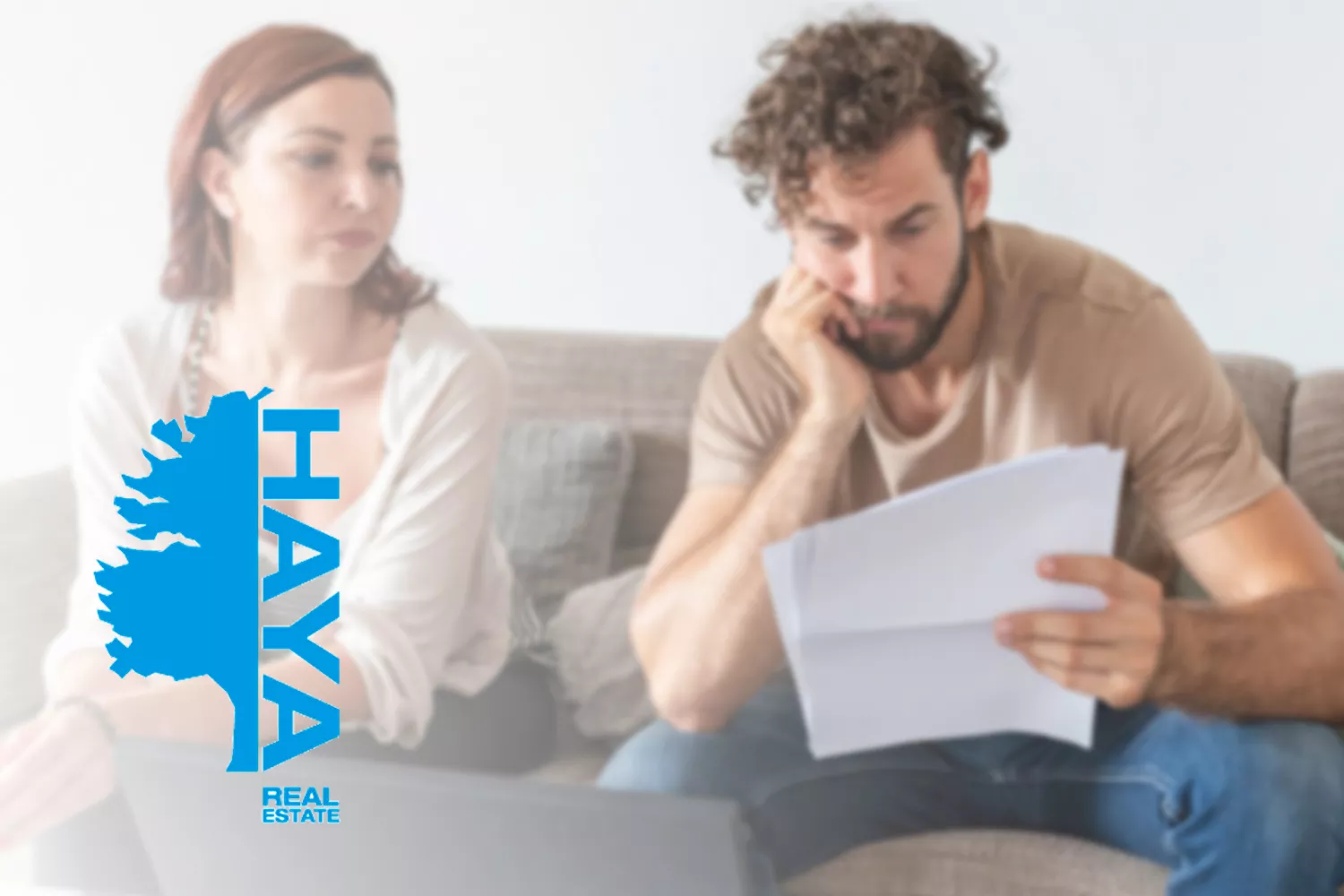 Um casal revê o seu contrato com a Haya Inmobiliaria / FOMONTAJE CG (FREEPIK) Um casal revê o seu contrato com a Haya Inmobiliaria / FOMONTAJE CG (FREEPIK)