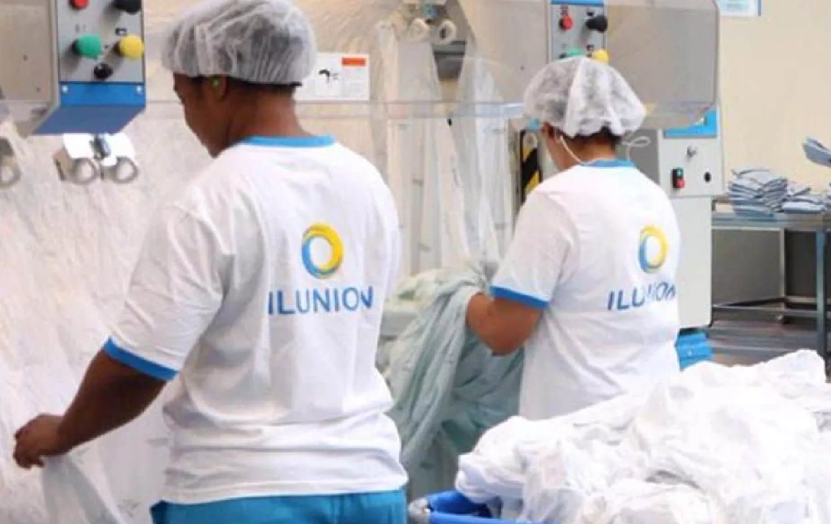 Dos trabajadoras en una lavandería industrial / ILUNION Dos trabajadoras en una lavandería industrial / ILUNION