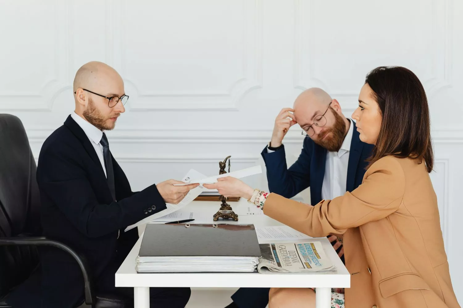 Una persona trata de resolver sus deudas con su abogado   PEXELS