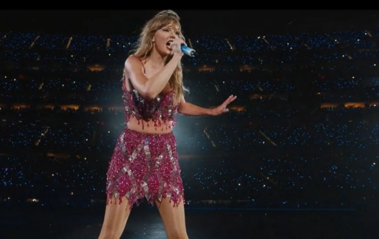 Taylor Swift durante un concierto   DISNEY+