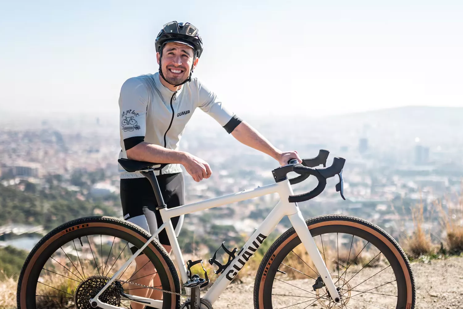 Bojan Krkic con una bicicleta Guava en un mirador de Barcelona GUAVA ORIOL BATISTA