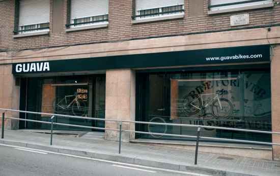 La tienda Guava Bikes en lo alto de Vallvidrera / TWITTER La tienda Guava Bikes en lo alto de Vallvidrera / TWITTER