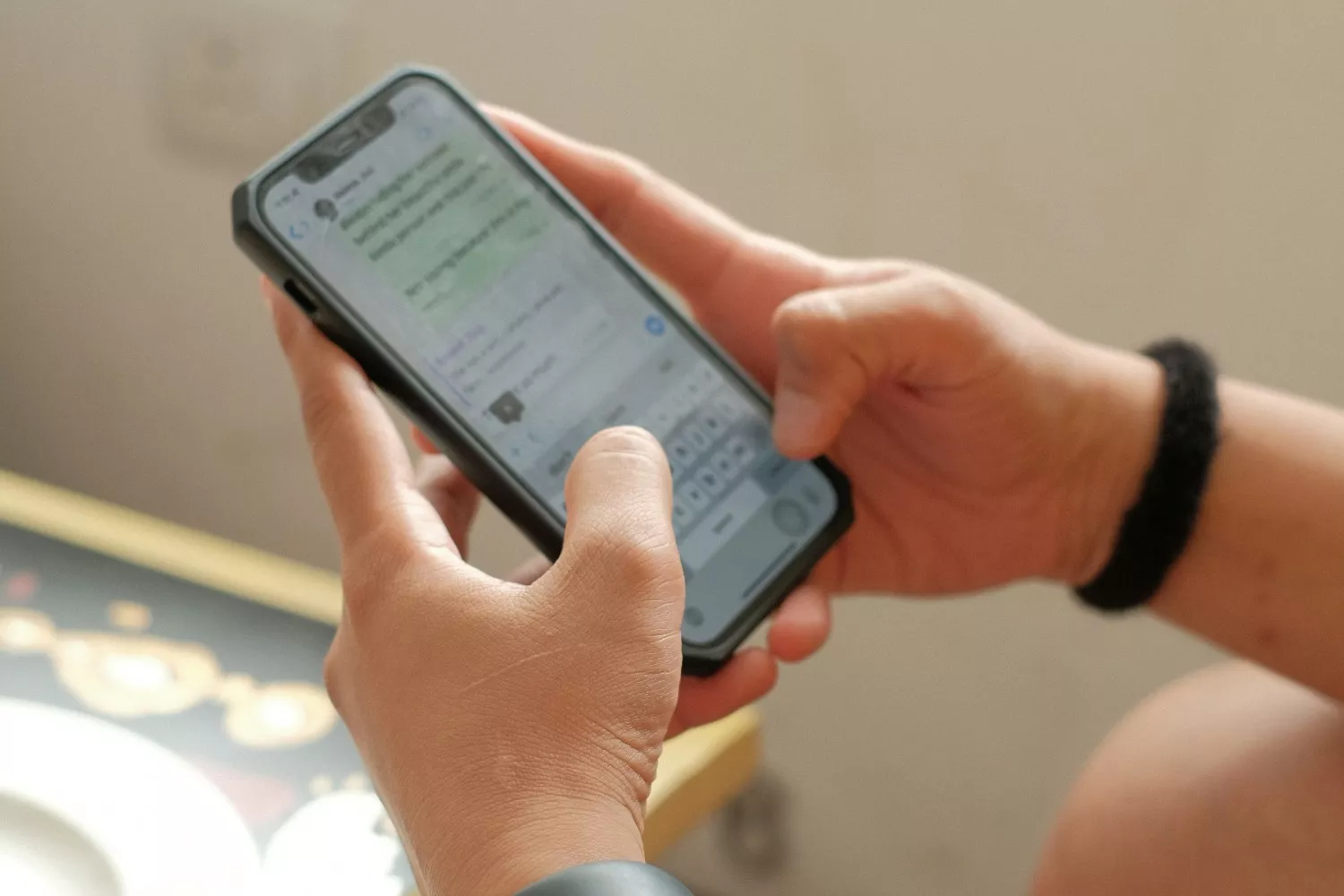 Una persona habla por WhatsApp / UNSPLASH Una persona habla por WhatsApp / UNSPLASH