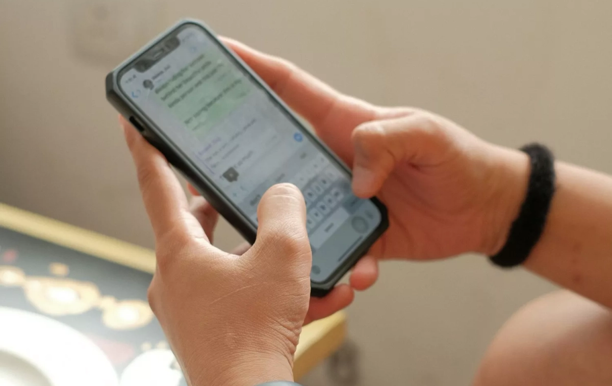 Una persona habla por WhatsApp / UNSPLASH Una persona habla por WhatsApp / UNSPLASH