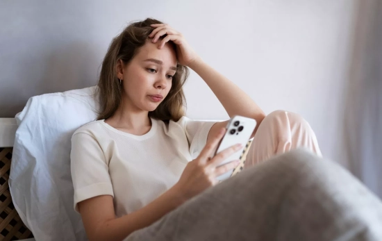 Una persona mira su móvil y comprueba si tiene puesto el cifrado/ FREEPIK Una persona mira su móvil y comprueba si tiene puesto el cifrado/ FREEPIK