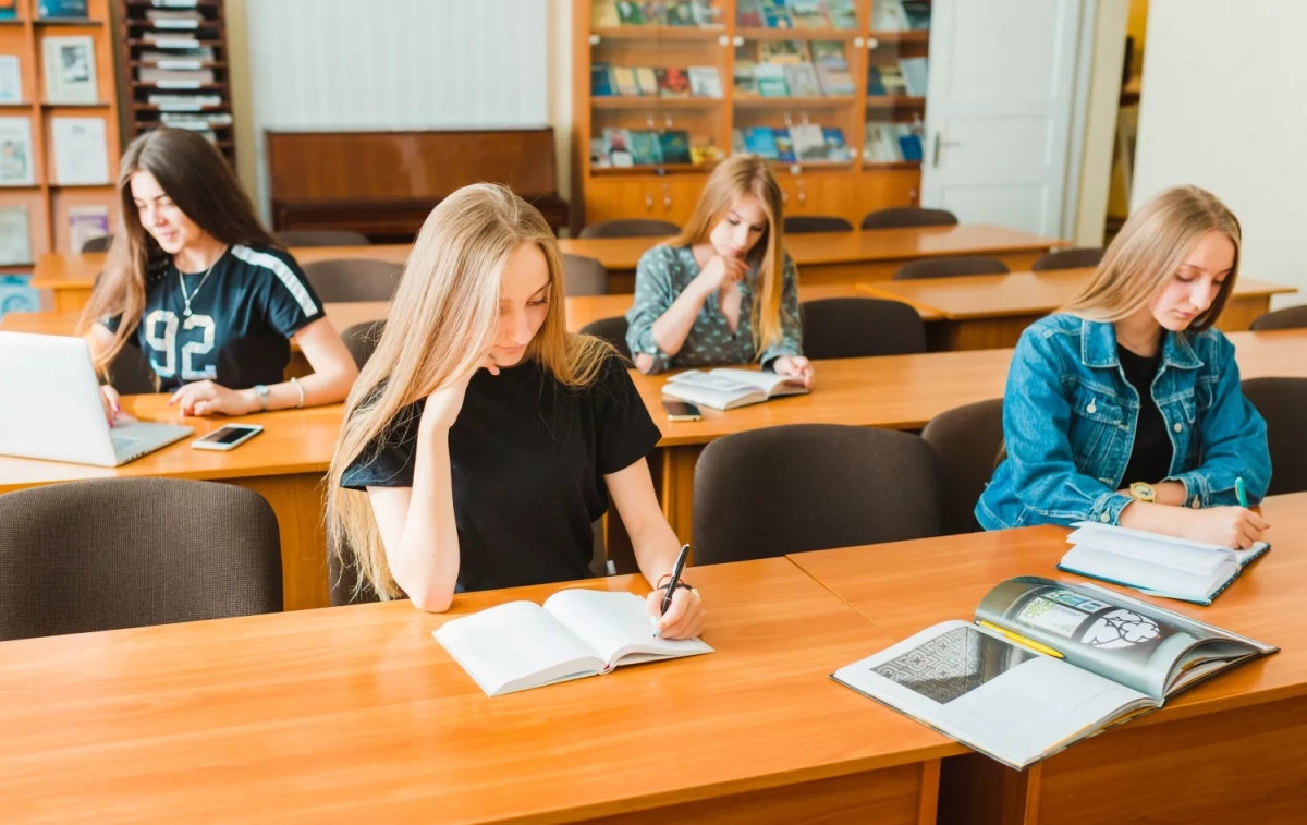Varios estudiantes en una clase / FREEPIK Varios estudiantes en una clase / FREEPIK