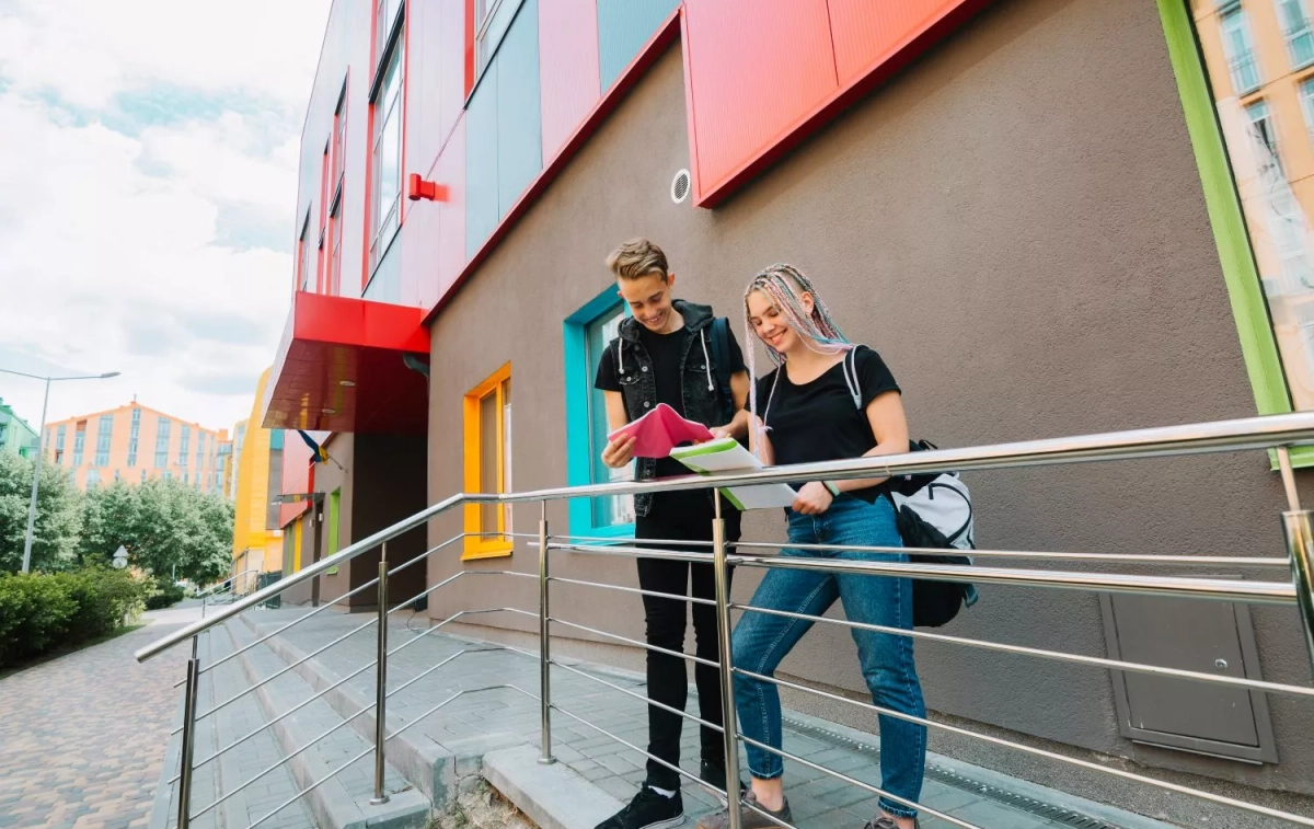 Dos estudiantes a la salida de un centro / FREEPIK Dos estudiantes a la salida de un centro / FREEPIK