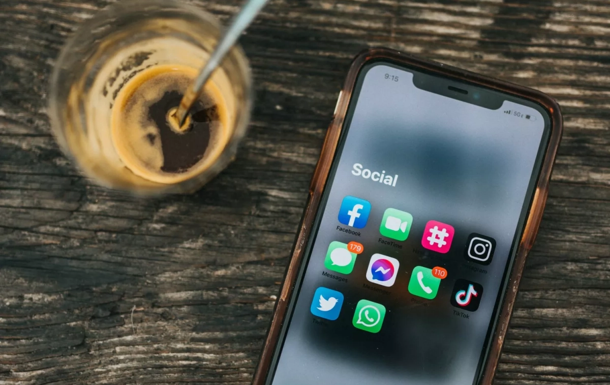 Un móvil con varias aplicaciones, WhatsApp entre ellas, junto a un café / UNSPLASH Un móvil con varias aplicaciones, WhatsApp entre ellas, junto a un café / UNSPLASH