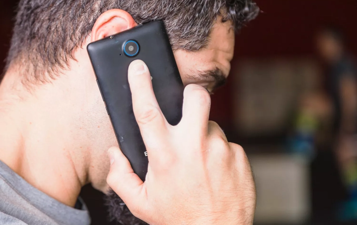 Una persona habla por teléfono / FREEPIK Una persona habla por teléfono / FREEPIK