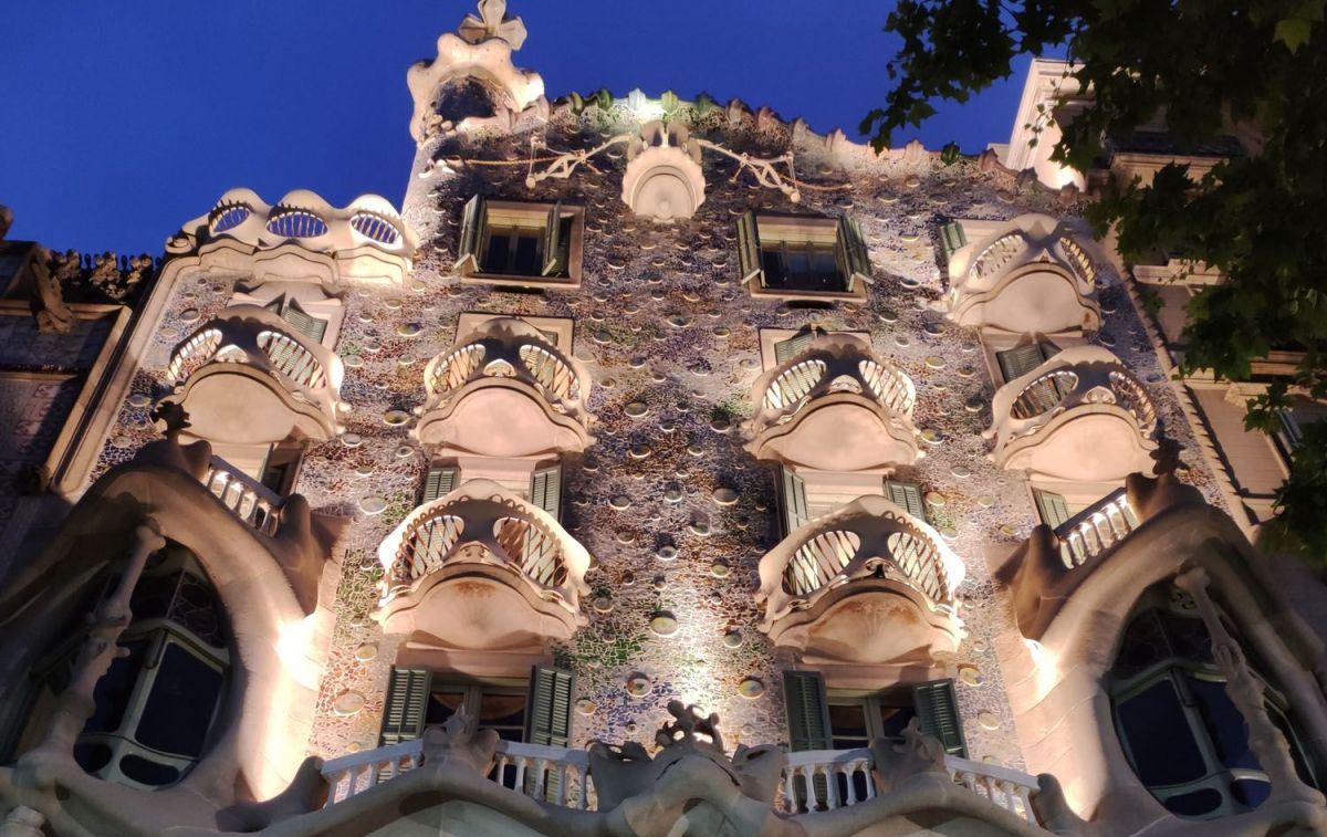 La Casa Batlló de Barcelona con el modo noche del Xiaomi Mi 11 Lite / CG