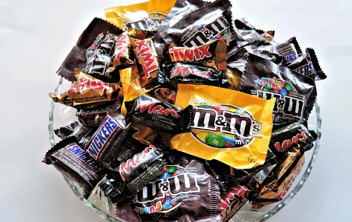 Un cuenco con ultraprocesados como M&M's, Twix y otros productos de la multinacional Mars / PEXELS Un cuenco con ultraprocesados como M&M's, Twix y otros productos de la multinacional Mars / PEXELS