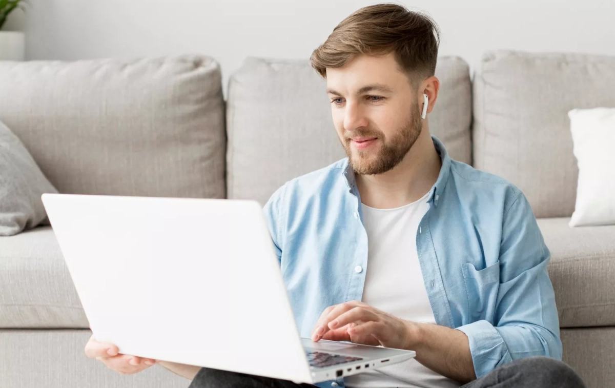 Una persona redacta una carta en su ordenador / FREEPIK Una persona redacta una carta en su ordenador / FREEPIK