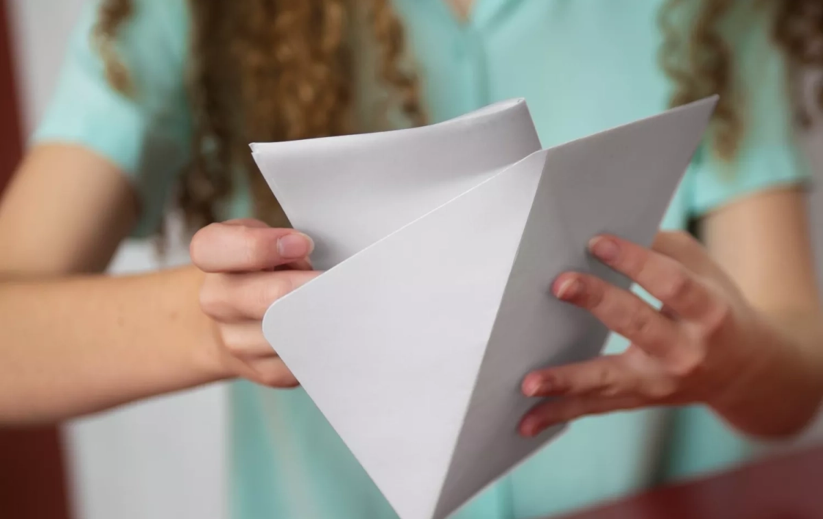Una persona abre una carta / FREEPIK Una persona abre una carta / FREEPIK
