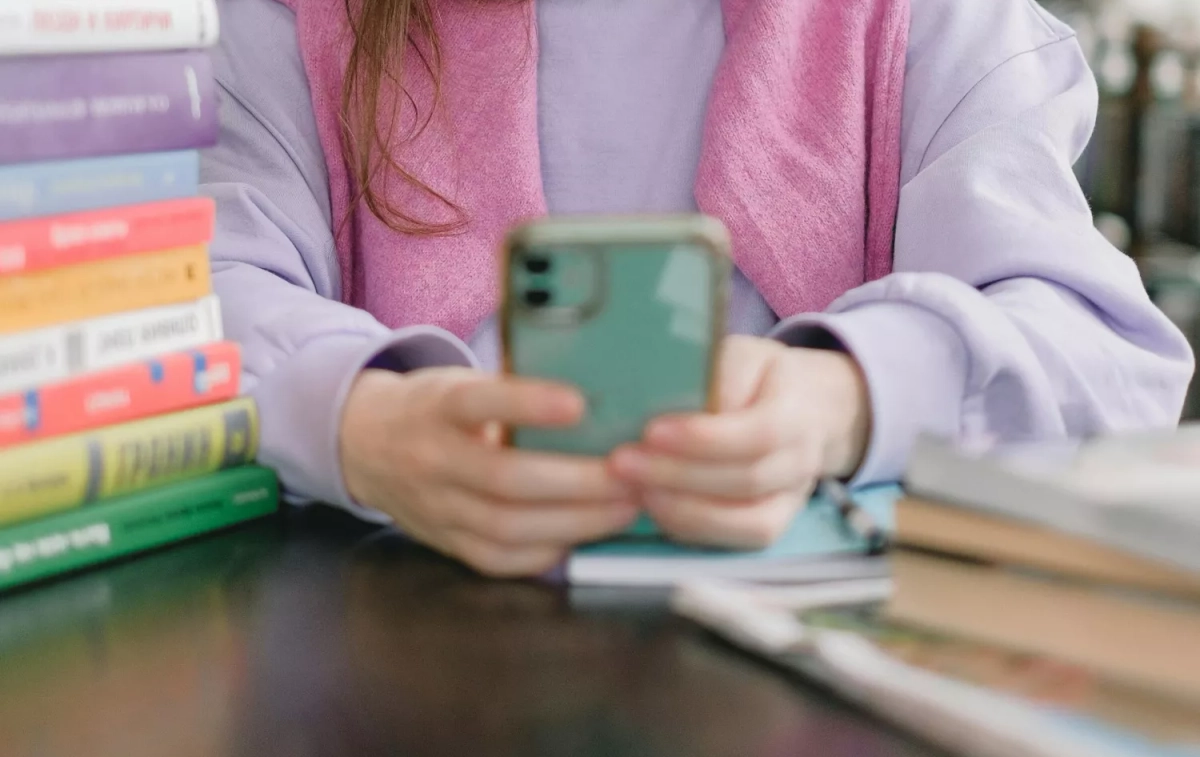 Una persona mira su móvil mientras estudia / PEXELS Una persona mira su móvil mientras estudia / PEXELS