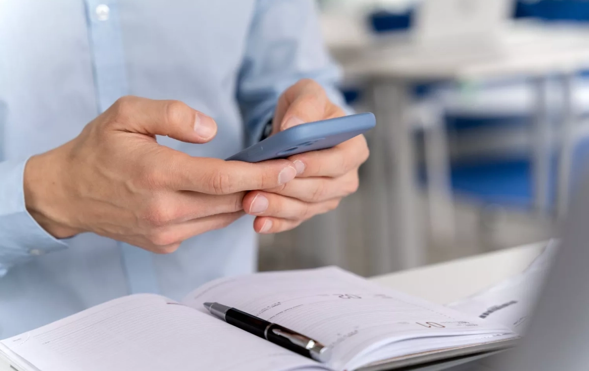 Una persona apunta un teléfono / FREEPIK Una persona apunta un teléfono / FREEPIK