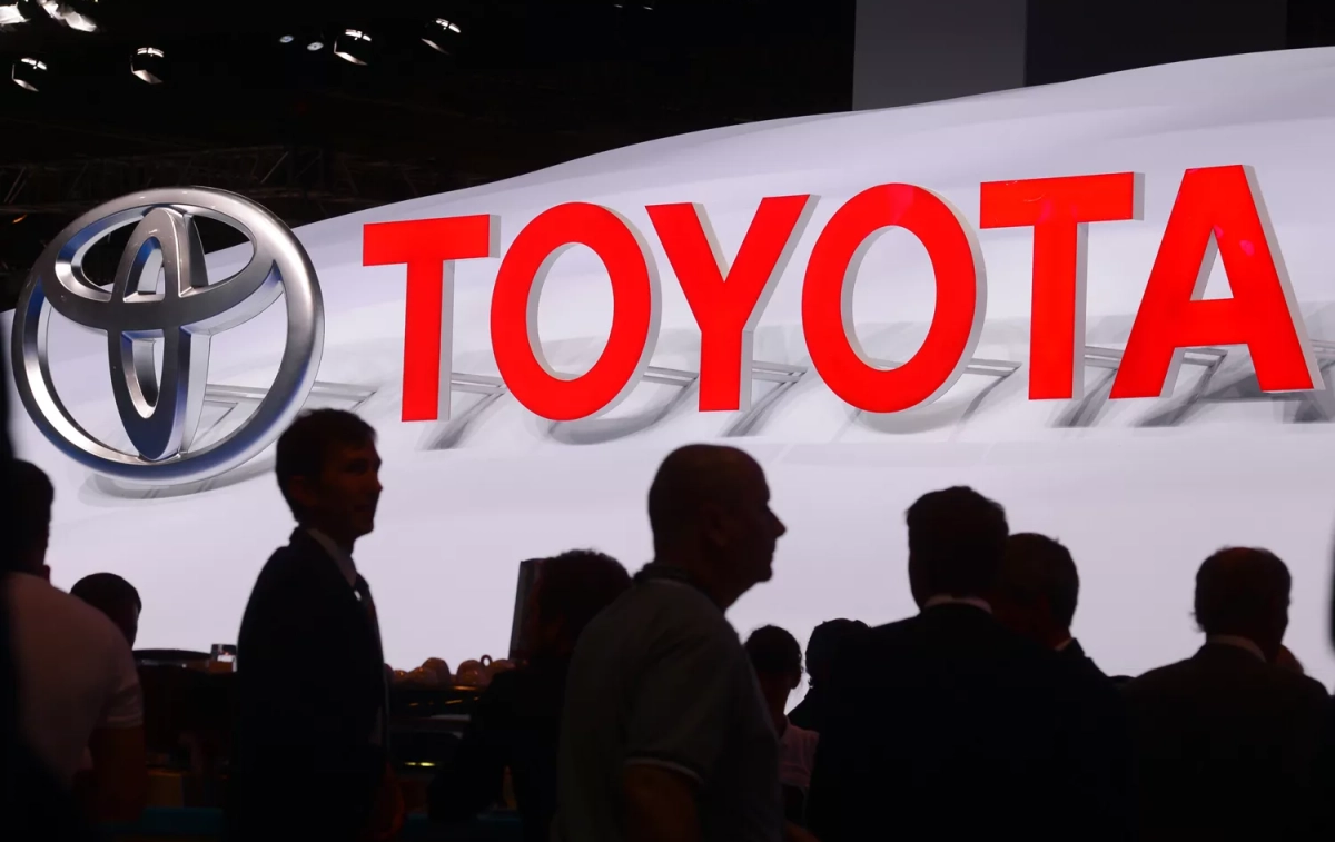 El logo del fabricante de coches Toyota y varios directivos / Jens Wolf - DPA - Zentralbild El logo del fabricante de coches Toyota y varios directivos / Jens Wolf - DPA - Zentralbild