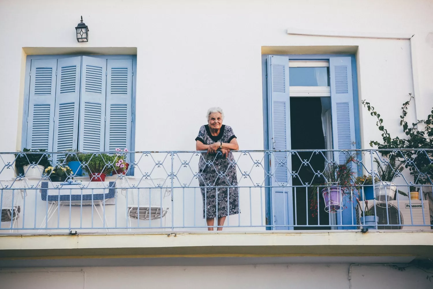 Una abuela en casa en verano   UNSPLASH