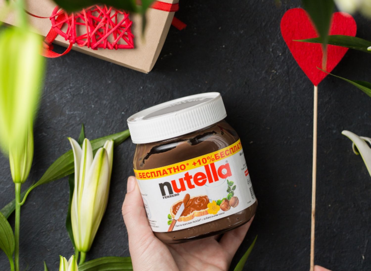Una mano que sujeta una Nutella / PEXELS