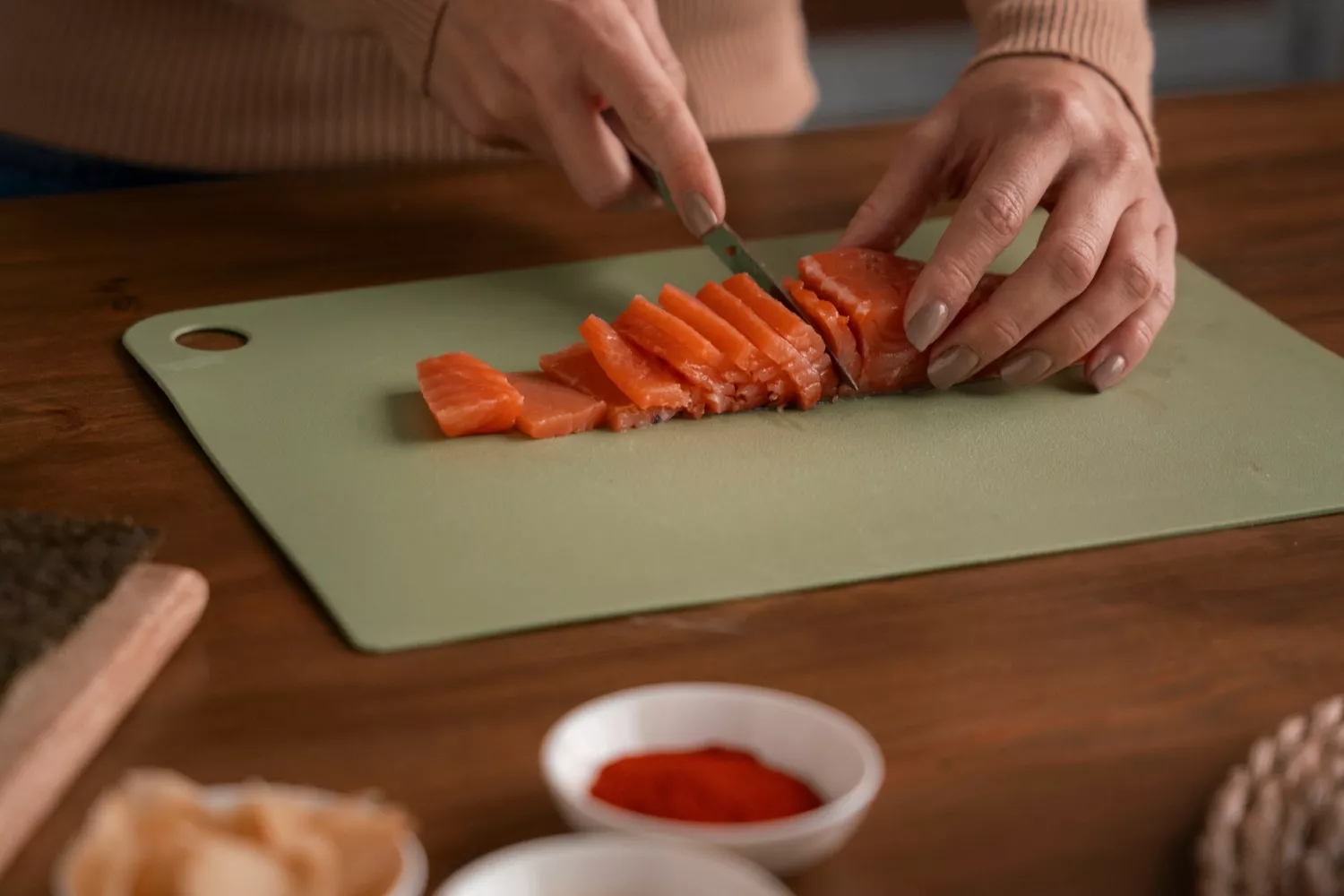 Una persona trocea salmón / FREEPIK Una persona trocea salmón / FREEPIK