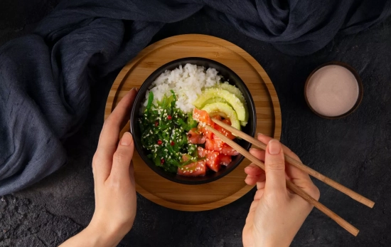 Un plato de poke para seguir una dieta sana y equilibrada / FREEPIK Un plato de poke para seguir una dieta sana y equilibrada / FREEPIK