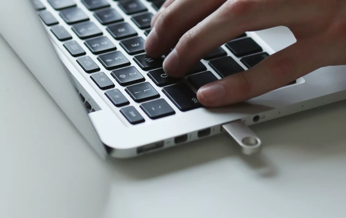 Un ordenador con un USB / FREEPIK - @Racool_studio Un ordenador con un USB / FREEPIK - @Racool_studio