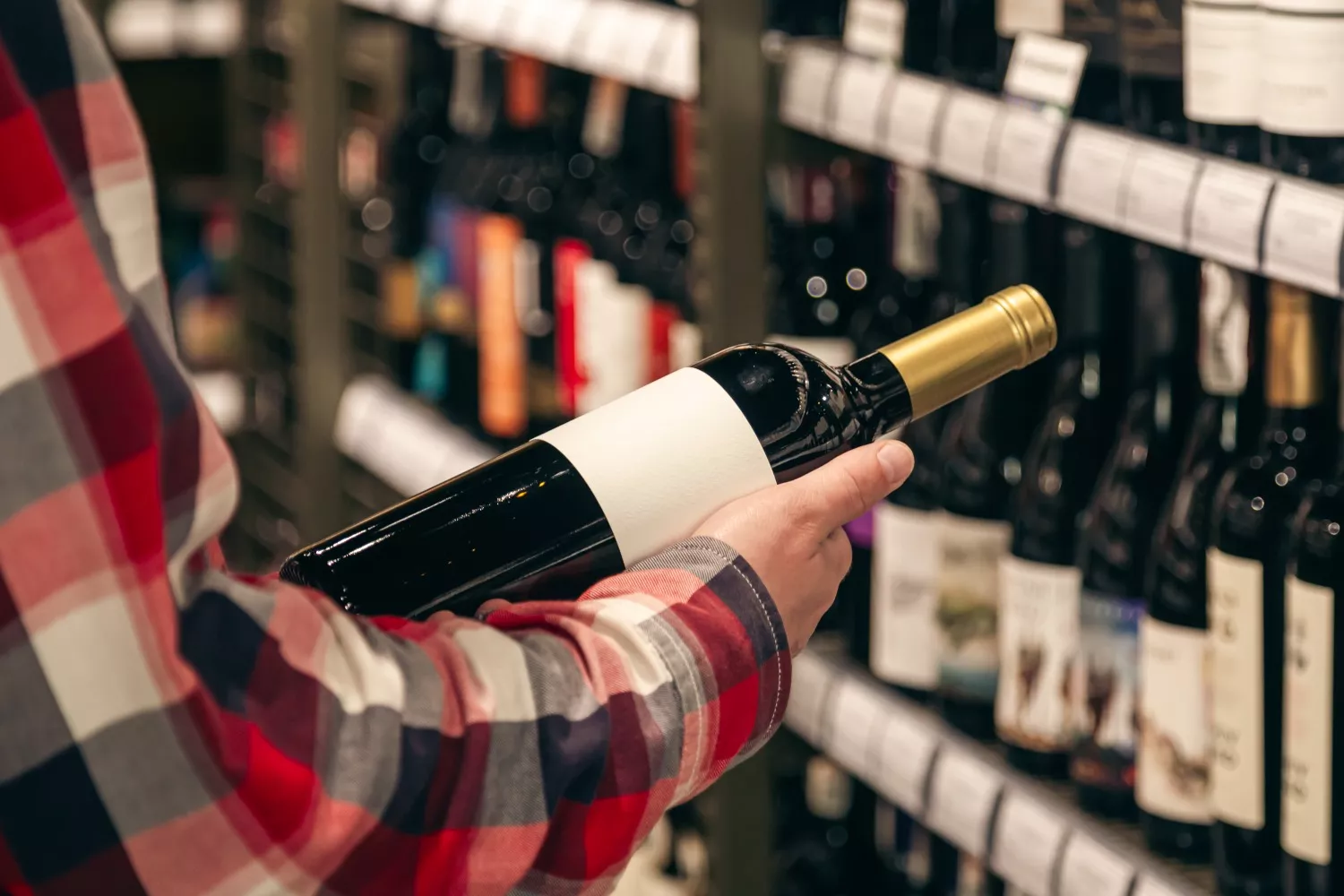 Un vino tinto parecido a Muga 2020, el mejor vino español según 'Wine Spectator' / FREEPIK - @pvproductions