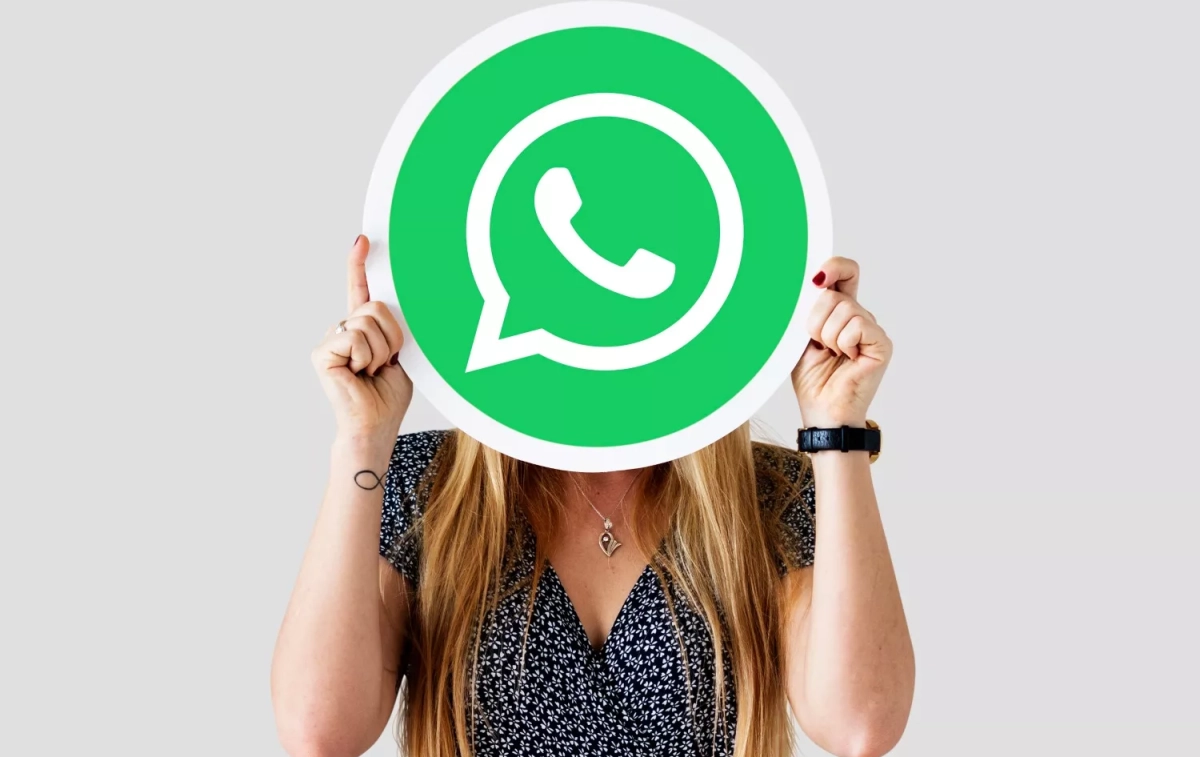 Una mujer sostiene un icono de WhatsApp / FREEPIK - @rawpixel.com Una mujer sostiene un icono de WhatsApp / FREEPIK - @rawpixel.com