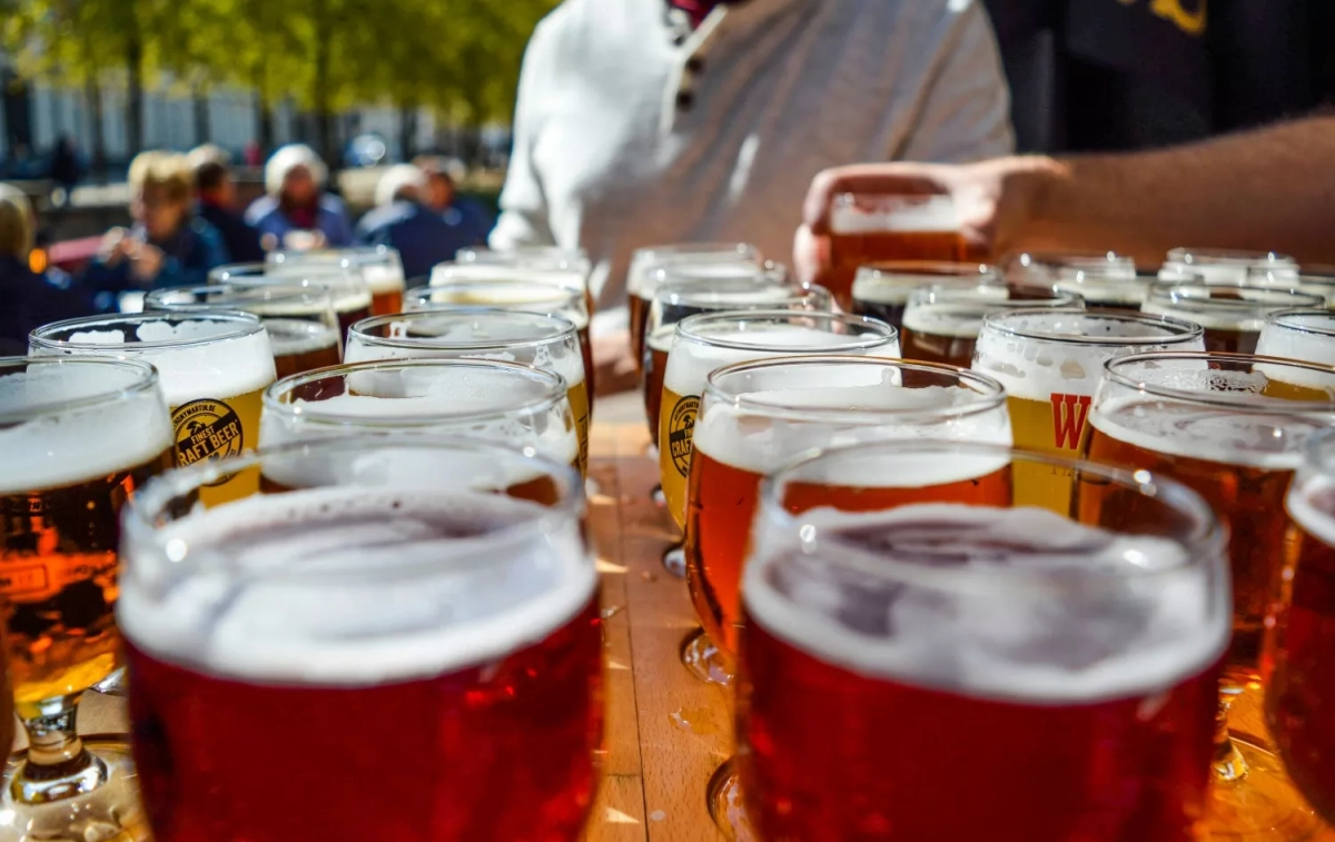 Varias cervezas en una terraza / PEXELS Varias cervezas en una terraza / PEXELS