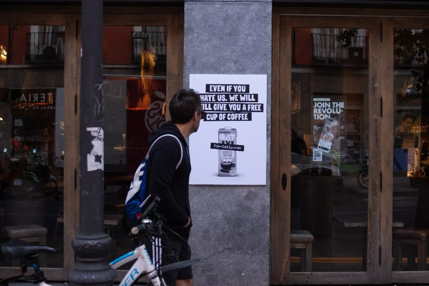 Una cafetería de Oatly   OATLY