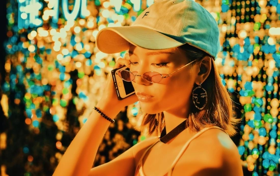 Una chica atiende una llamada por teléfono que resulta ser una estafa / UNSPLASH Una chica atiende una llamada por teléfono que resulta ser una estafa / UNSPLASH