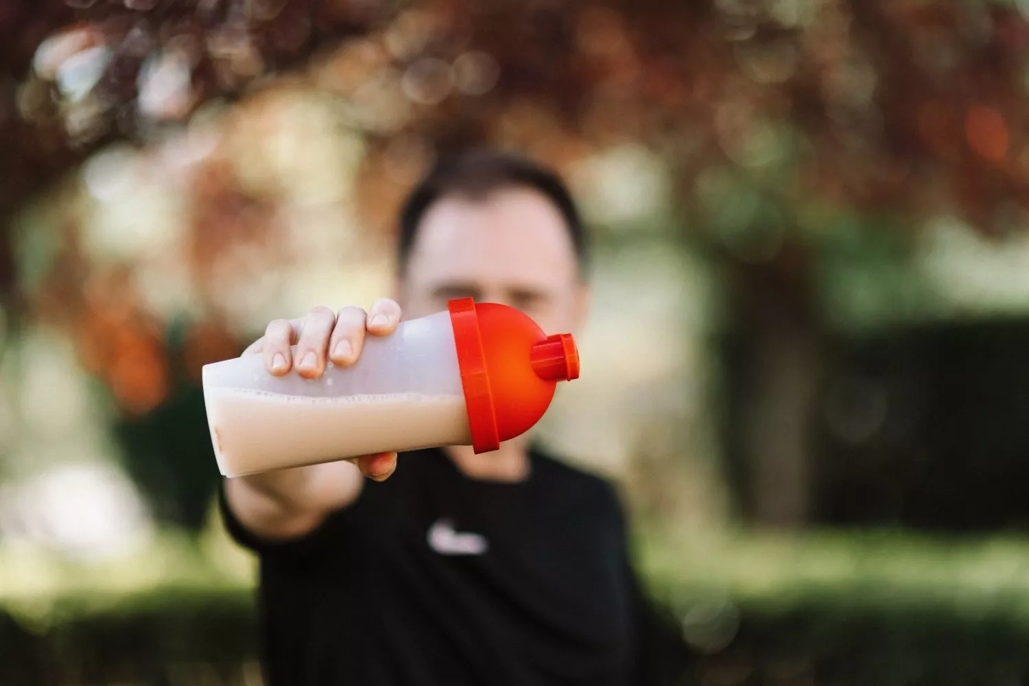 Una persona sostiene una bebida rica en proteínas / PEXELS