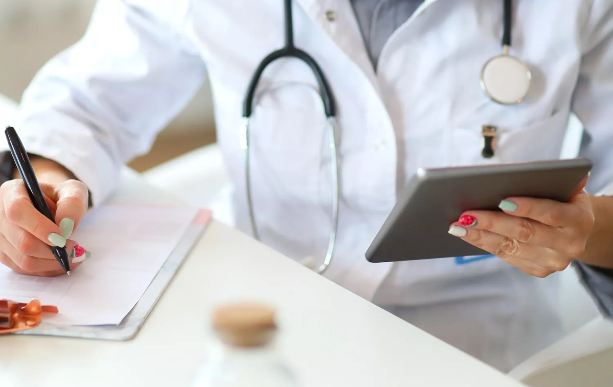 Una experta revisa un informe médico / FREEPIK - @Racool_studio Una experta revisa un informe médico / FREEPIK - @Racool_studio