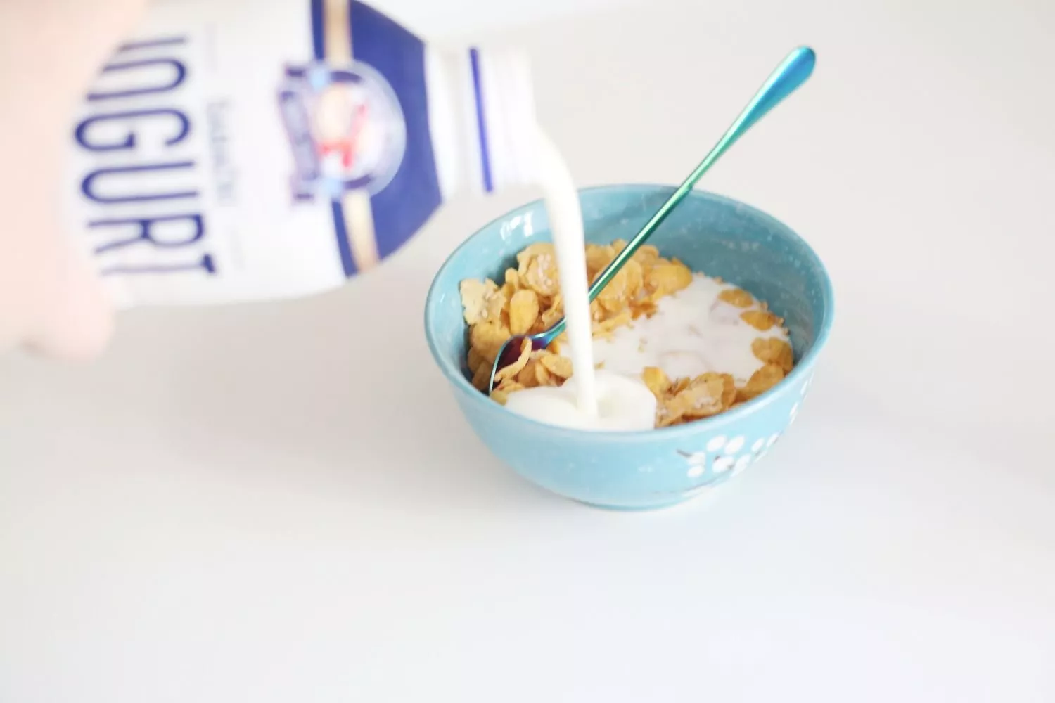 Una persona añade yogur a su bol de cereales / PEXELS Una persona añade yogur a su bol de cereales / PEXELS