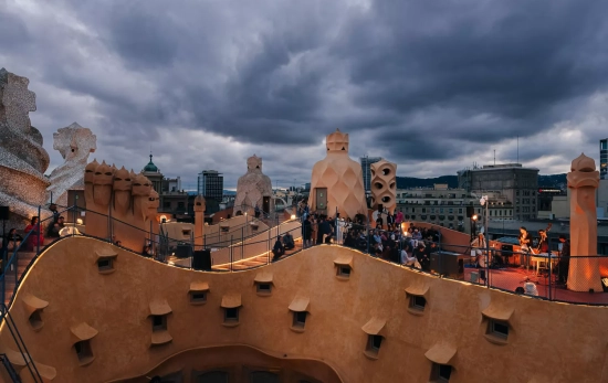 La azotea de La Pedrera de Antoni Gaudí durante un concierto / FUNDACIÓ CATALUNYA-LA PEDRERA La azotea de La Pedrera de Antoni Gaudí durante un concierto / FUNDACIÓ CATALUNYA-LA PEDRERA