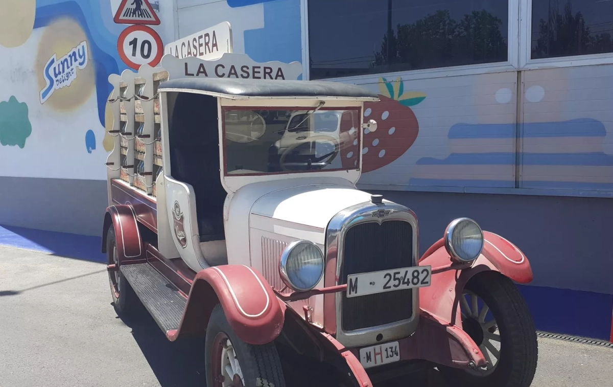 Vehículo en la entrada de la fábrica / CG Vehículo en la entrada de la fábrica / CG