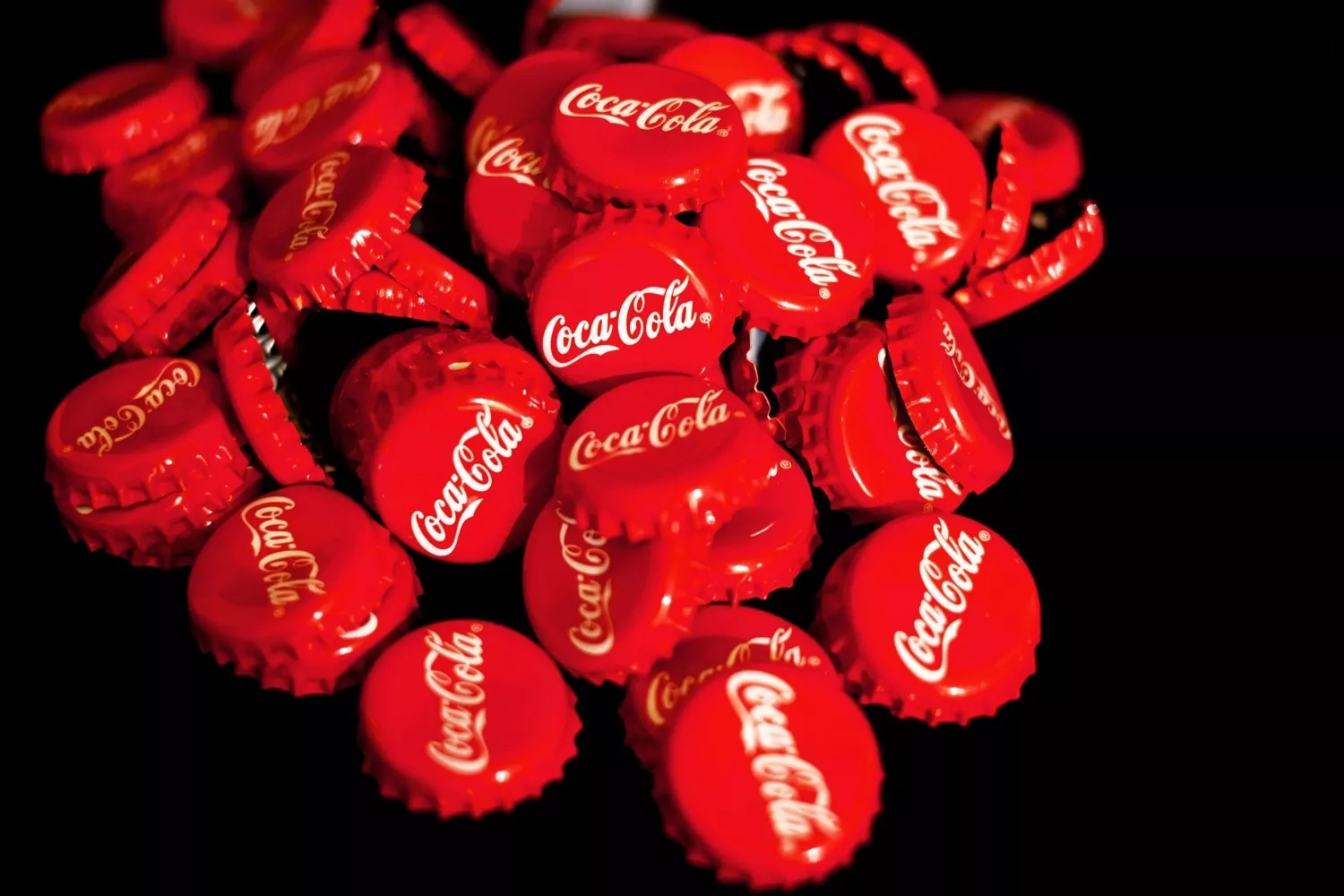 Varios tapones de Coca Cola   PIXABAY