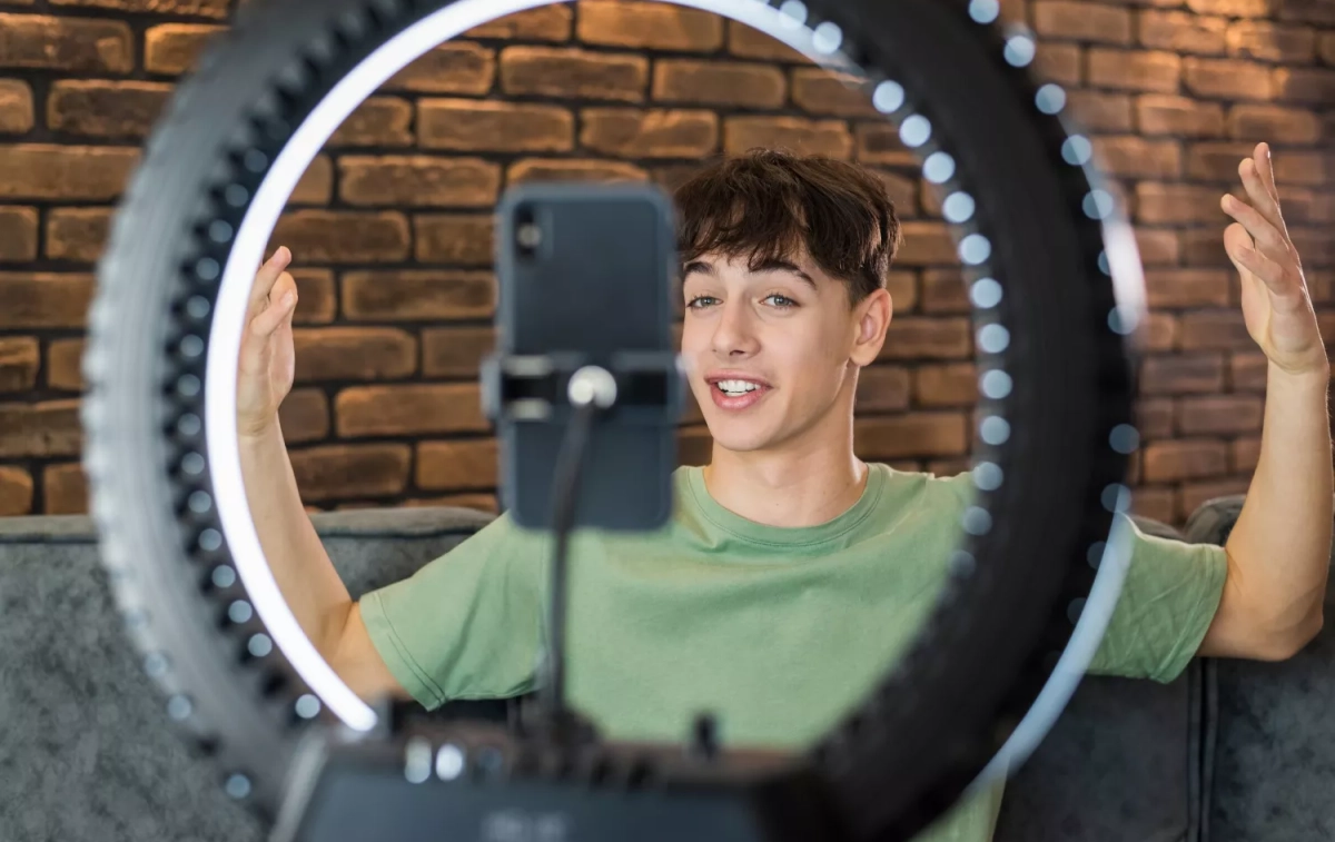 Un joven influencer graba un vídeo / FREEPIK - @frimufilms Un joven influencer graba un vídeo / FREEPIK - @frimufilms