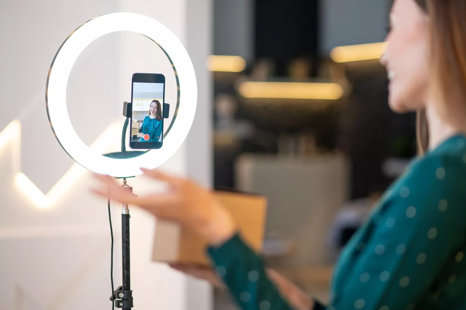 Una de las influencers más conocidas graba un vídeo / FREEPIK Una de las influencers más conocidas graba un vídeo / FREEPIK