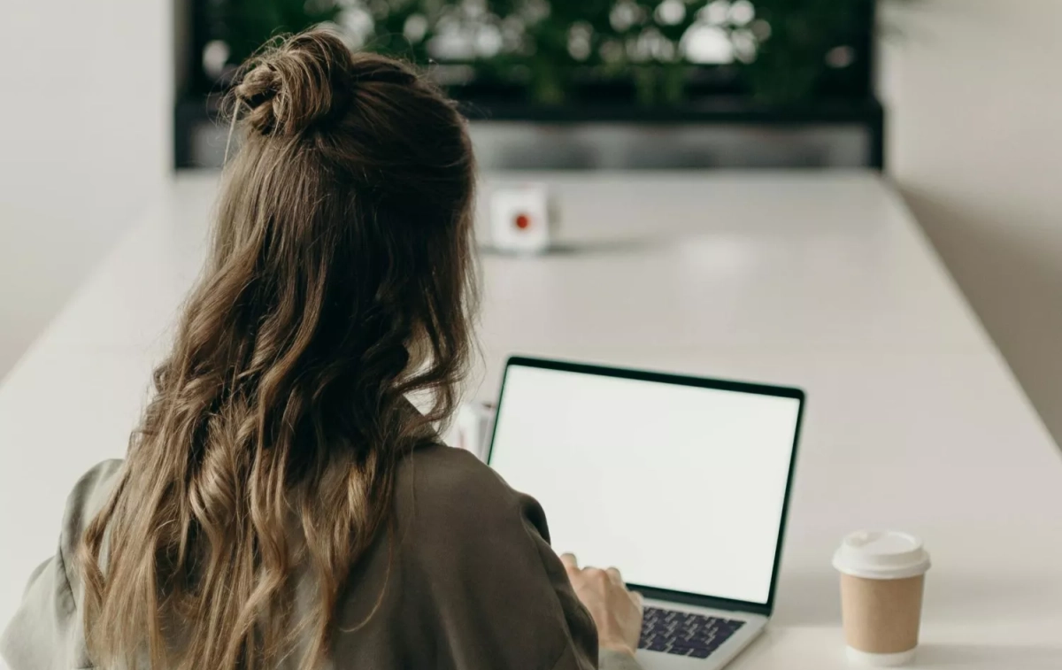 Una persona revisa su ordenador / PEXELS Una persona revisa su ordenador / PEXELS