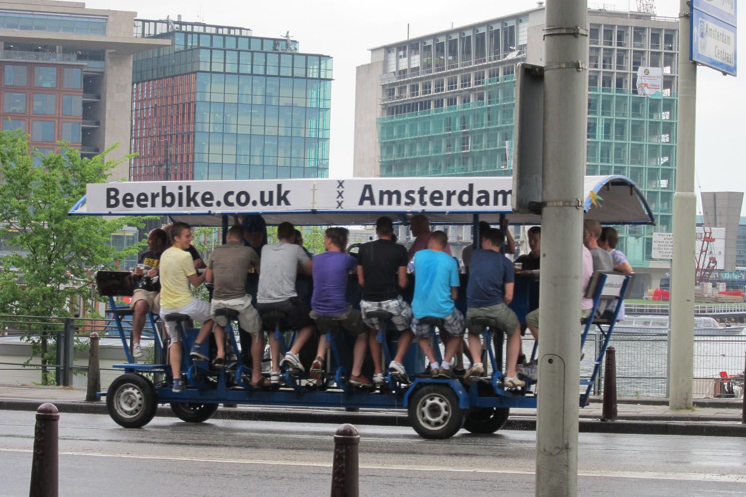 Una BeerBike por las calles de Ámsterdam / FLICKR