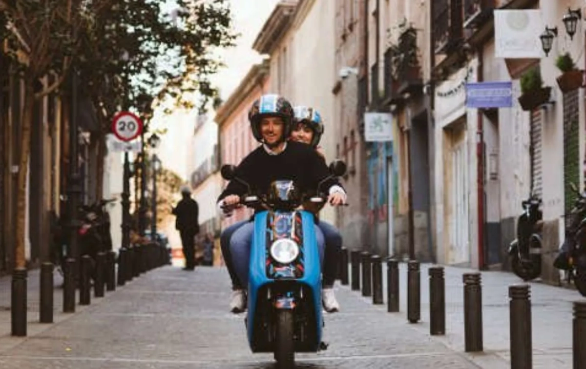 Dos chicos con una moto de Cabify / AYUNTAMIENTO DE MADRID Dos chicos con una moto de Cabify / AYUNTAMIENTO DE MADRID