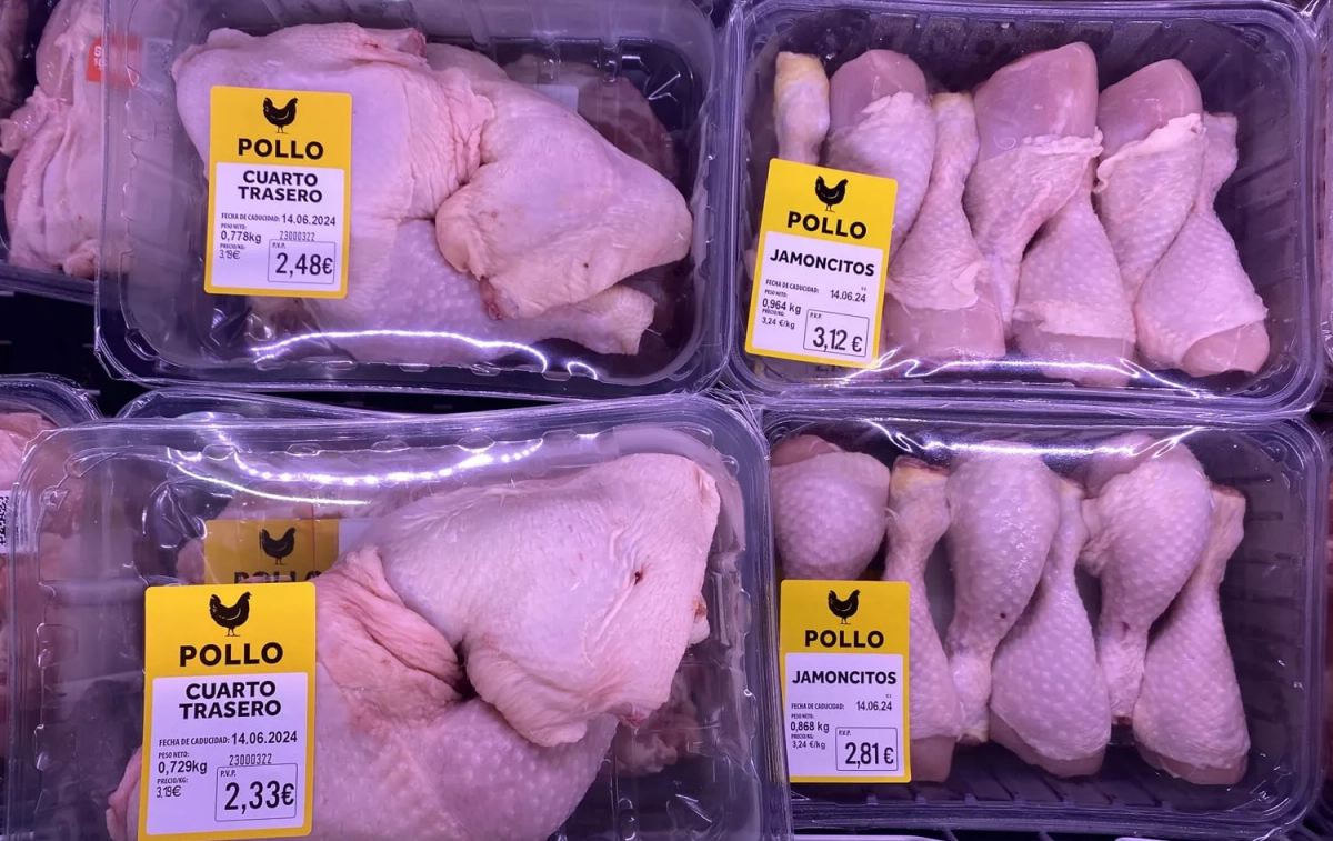 Diferentes bandejas de pollo en un supermercado de Lidl en España / OBA Diferentes bandejas de pollo en un supermercado de Lidl en España / OBA