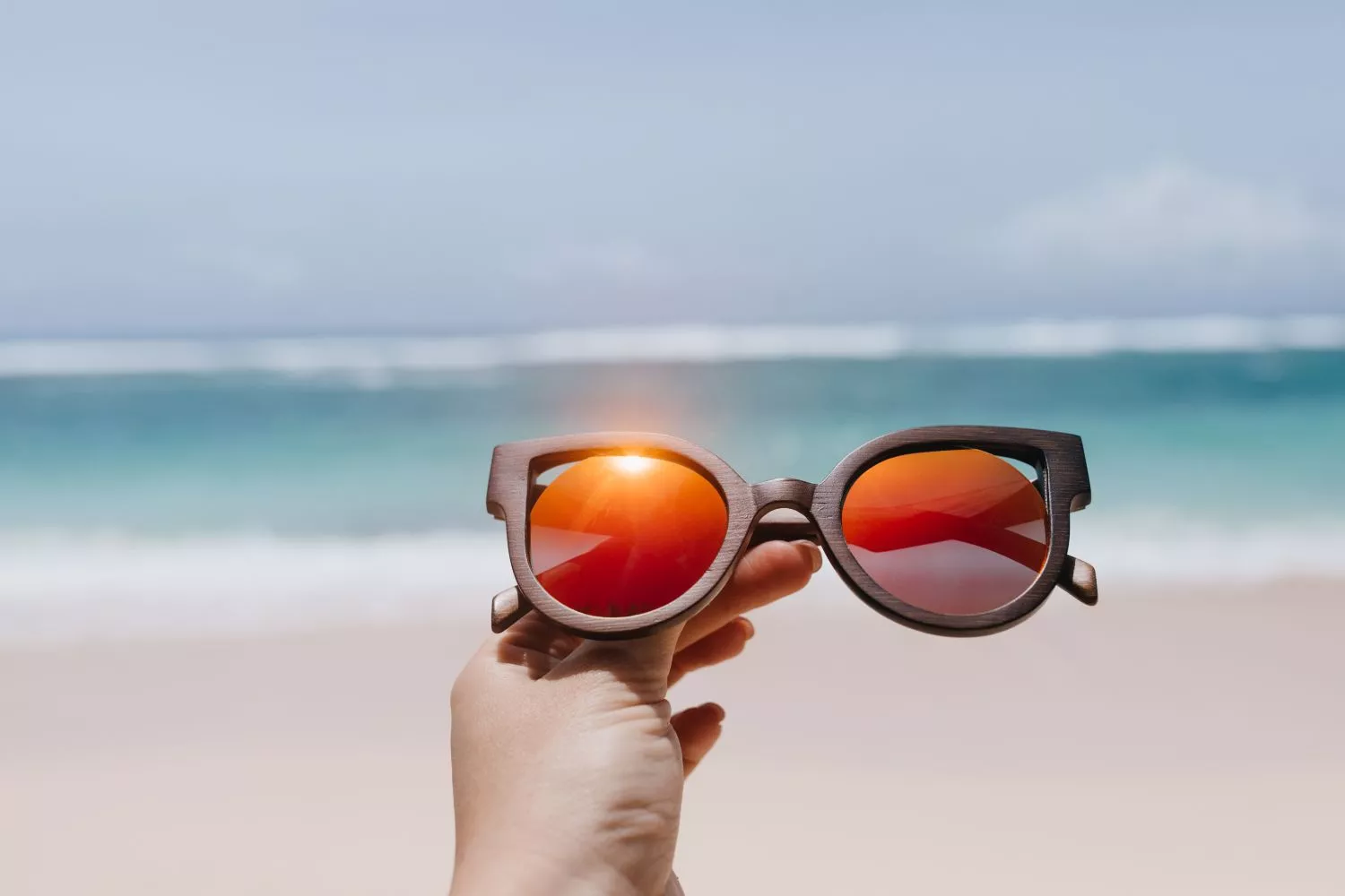 Una persona sostiene unas gafas de sol / FREEPIK Una persona sostiene unas gafas de sol / FREEPIK