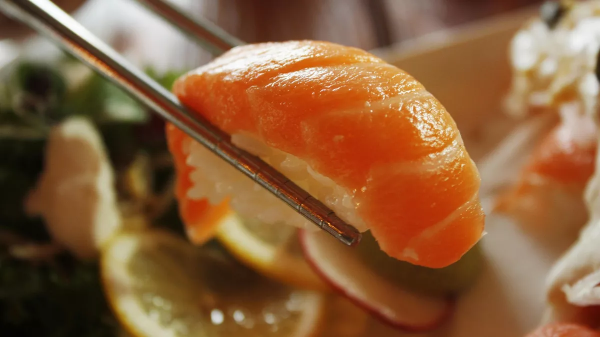 Imagen de archivo de un niguiri, un tipo de sushi muy popular - Pexels