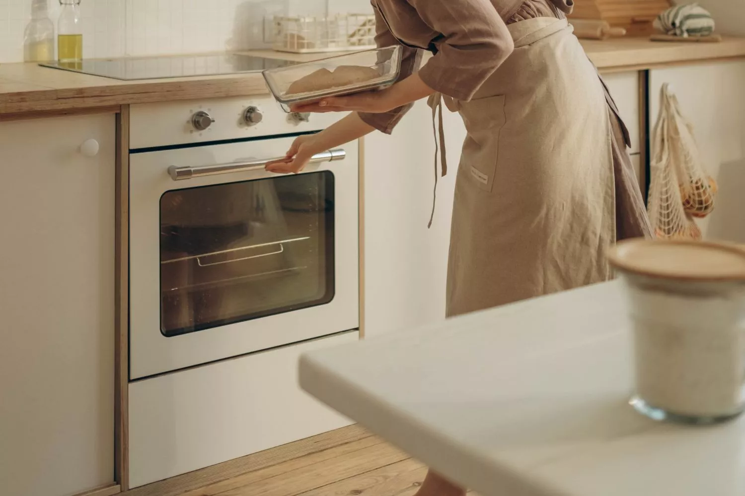 Una persona persona mete una bandeja de cristal en el horno / PEXELS Una persona persona mete una bandeja de cristal en el horno / PEXELS